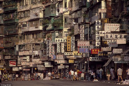 Những hình ảnh này được hai nhiếp ảnh gia Greg Girard và Ian Lambot đã ghi lại trước khi khu ổ chuột Kowloon Walled City bị phá hủy vào năm 1994.