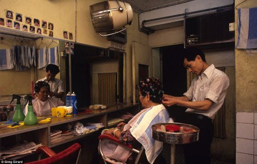 Người dân sống tại khu ổ chuột có thể tiếp cận phần lớn các dịch vụ thiết yếu như làm tóc hay khám sức khỏe.
