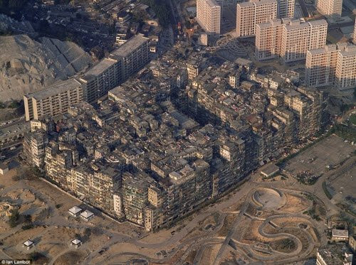 Trước khi bị giải tỏa vào năm 1994, khu ổ chuột Kowloon Walled City ở Hong Kong có hơn 300 tòa nhà chung cư cao tầng với 33.000 người sinh sống.