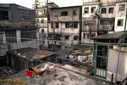 Với diện tích rộng 2,6 ha, khu ổ chuột ở Hong Kong không có không gian cây xanh và người dân phải lên nóc các tòa nhà để hít khí trời.