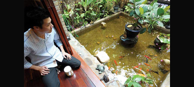 Ngoài căn hộ bên Mỹ, Quang Dũng còn có một ngôi nhà riêng tại thành phố Hồ Chí Minh. Căn nhà nằm trong một con hẻm tĩnh mịch, phù hợp với lối sống trầm lắng của giọng ca Còn ta với nồng nàn.