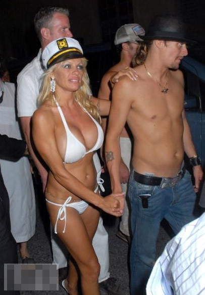 Đây là hình ảnh đám cưới hồi tháng 7/2006 của "quả bom sex" Pamela Anderson và nam ca sĩ Kid Rock. 4 tháng sau đó, Pamela đệ đơn xin ly hôn với lý do có những khác biệt không thể hòa giải.