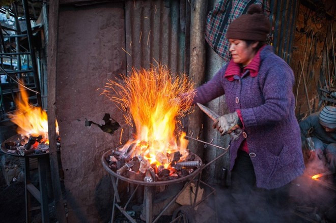 Phụ nữ không được đến các mỏ vàng và họ chỉ ở đây để lo các công việc phía sau người đàn ông.
