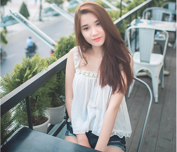 Dòng trạng thái và hình ảnh, clip người mẫu đàn em Ngọc Trinh chia sẻ trên trang facebook cá nhân thu hút sự chú ý của cộng đồng.
