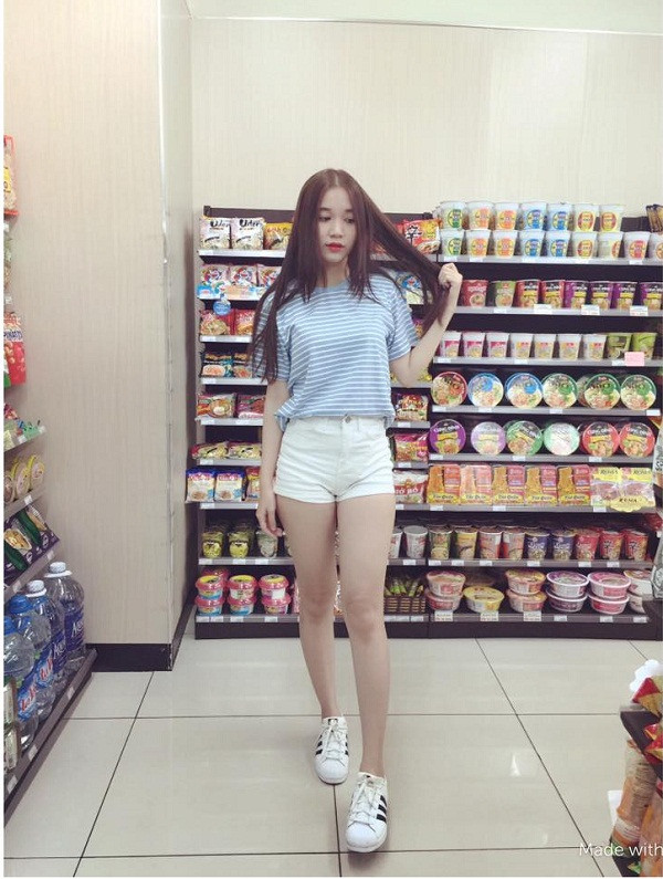Quỳnh Hương được cộng đồng biết tới là "gà mới" của ông bầu Vũ Khắc Tiệp, người mẫu mới của của công ty Venus. Cô cũng là hot girl có tiếng trên mạng được Khắc Tiếp kỳ vọng, đưa ra nhận định là: "Một cô bé mỏng như tờ giấy, trắng như tờ giấy, nhẹ như tờ giấy, bay như tờ giấy và tinh khôi hơn tờ giấy nhưng cũng có thể cháy rực lên hơn tờ giấy".