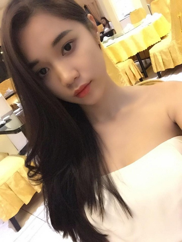Đàn em của Ngọc Trinh - người mẫu Quỳnh Hương mới đây khiến cộng đồng mạng xôn xao, đưa ra nhiều ý kiến trái chiều ngay khi cô chia sẻ đoạn clip có độ dài đúng 5 giây. Clip này ghi lại khoảnh khắc Quỳnh Hương diện chiếc váy ngắn cũn cỡn, vô tư nhảy nhót, tạo dáng ở chốn linh thiêng được cô lên tiếng xác nhận là Văn Miếu - Quốc Tử Giám.