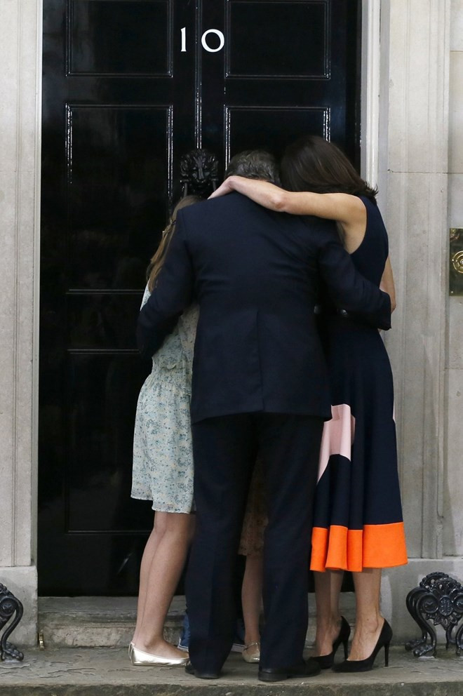 Thủ tướng Anh David Cameron, cùng vợ Samantha và các con Nancy, Elwen và Florence ôm nhau trước cửa tòa nhà số 10 phố Downing. Bức ảnh được chụp chỉ vài phút trước khi ông Cameron tuyên bố từ chức sau cuộc trưng cầu dân ý với chiến thắng bất ngờ của phe ủng hộ Brexit (Vương quốc Anh rời Liên minh châu Âu). Nguồn: AP