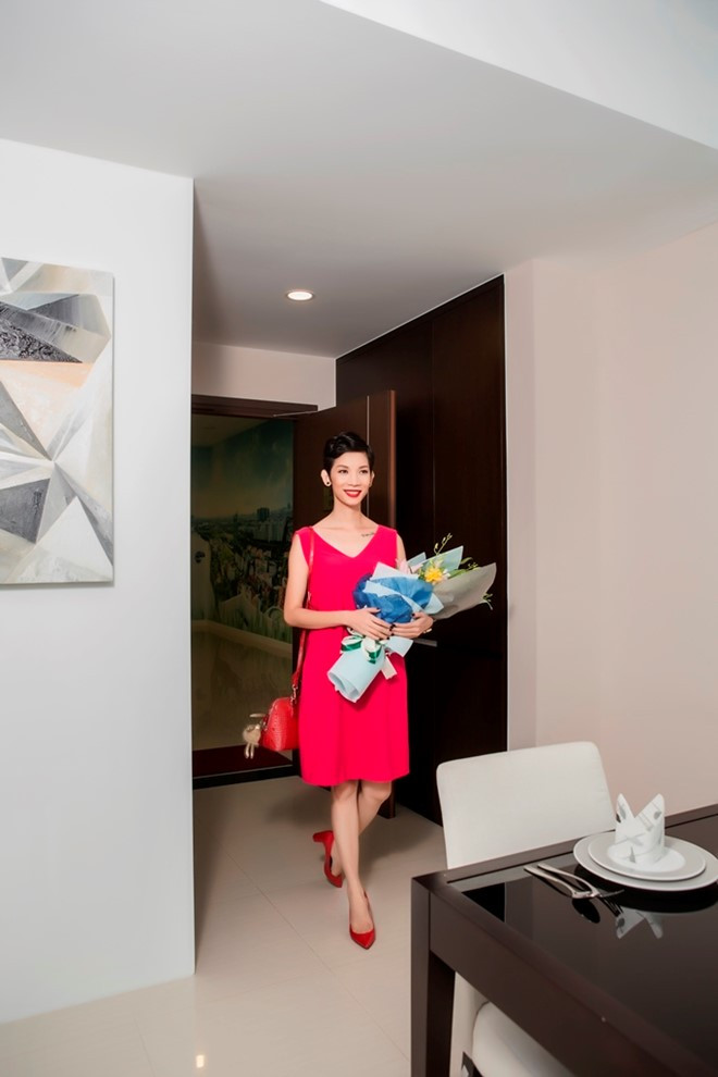 Không còn khoác những bộ đồ lộng lẫy trên sàn catwalk, cô lùi lại hậu trường trong vai trò đạo diễn nhiều chương trình thời trang. Người đẹp sinh năm 1978 thử sức trong lĩnh vực sân khấu, điện ảnh và gặt hái được thành công đáng kể.