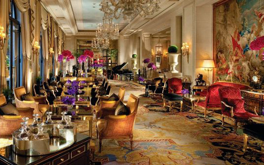 Được thiết kế theo phong cách truyền thống nhưng nội thất của khách sạn Four Seasons Hotel George V Paris lại vô cùng hiện đại.