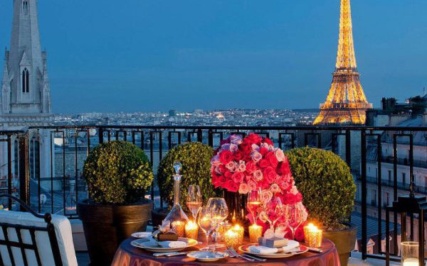 Các phòng đều có tầm nhìn đẹp, hướng ra tòa tháp Eiffel nổi tiếng.