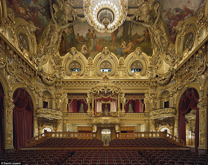 Vẻ đẹp sang trọng của nhà hát Opéra de Monte-Carlo ở Monaco, điểm hẹn yêu thích của giới thượng lưu.