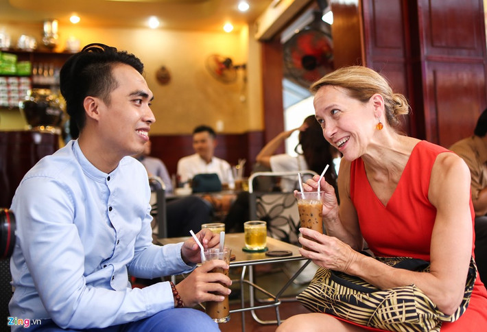 Cà phê sữa đá trở thành thức uống ưa thích mới của bà Tarnowka khi đến TP.HCM. Bà chia sẻ rất muốn tìm hiểu về truyền thống và văn hóa Việt Nam, cũng như lắng nghe những vấn đề đang được quan tâm. Gần đây, bà đã cùng con gái đi mua lồng đèn và tìm hiểu về Tết Trung thu tại Việt Nam.