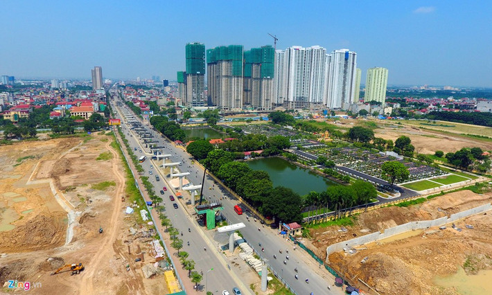 Ở chặng từ Phú Diễn - Cầu Diễn - Lê Đức Thọ, công trình mới chỉ hoàn thiện các cột trụ, chưa được lao dầm.