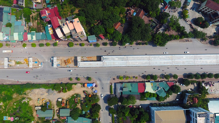 Trước đó, dự án gặp nhiều vướng mắc, điển hình là gói thầu số 3 (thi công hầm và 4 ga ngầm) chậm 6 tháng so với kế hoạch (thực hiện mất 49 tháng). Còn gói thầu số 1 (thi công tuyến trên cao) khởi công tháng 7/2014, tính đến đầu năm 2016 mới thực hiện được gần 50% khối lượng công việc.