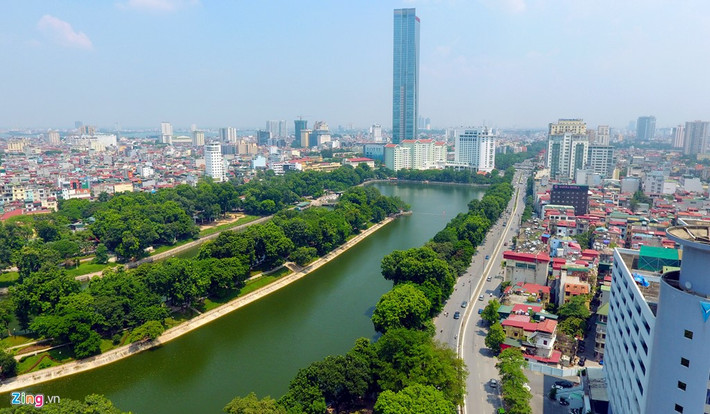 Hàng cây cổ thụ bên hồ Thủ Lệ trên đường Kim Mã (quận Ba Đình) được TP Hà Nội chuẩn bị chuyển đi nơi khác để lấy diện tích, không gian thi công tuyến metro này.