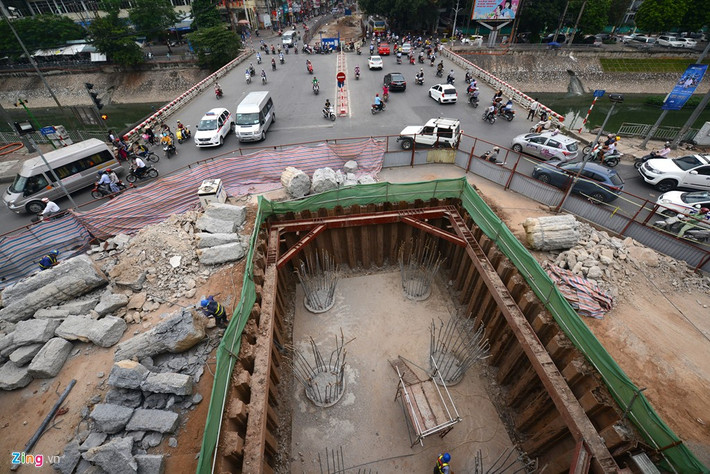 Khu vực chân cầu vượt Láng - Cầu Giấy, công trường phía dưới đang ngổn ngang. Móng cột trụ lớn đã được đào.