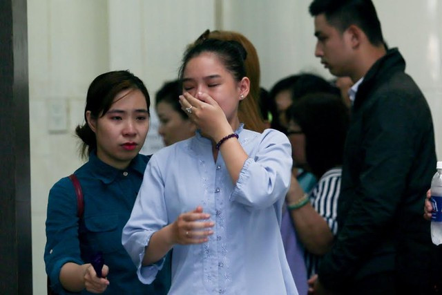 Rồi điều ấy lại lặp lại với đám tang Duy Nhân. Ngay sau khi anh trút hơi thở cuối cùng, rất nhiều bạn bè, đồng nghiệp đã túc trực bên cạnh để động viên gia đình và người vợ trẻ của anh. Tất cả đều không khỏi xúc động và bật khóc nghẹn ngào trước di ảnh nam người mẫu, sẽ không ai có thể quên được nụ cười hiền hòa của anh. Người thân của Duy Nhân, đặc biệt là vợ anh nhận được lời động viên, an ủi của không ít đồng nghiệp đến viếng.