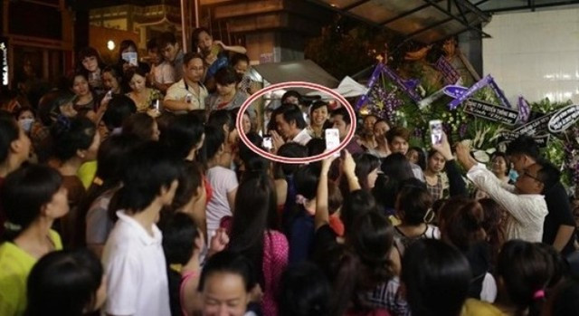 Suốt thời gian diễn ra lễ tang, hầu như khu vực chùa Vĩnh Nghiêm lúc nào cũng đông đúc với rất nhiều người dân tụ tập. Họ đua nhau chụp ảnh, xin chữ kỹ những nghệ sĩ đến viếng Duy Nhân. Đặc biệt, lúc danh hài Hoài Linh xuất hiện, đám đông ở đây không ngừng reo hò, vỗ tay kêu tên anh gây ồn ào giữa chốn trang nghiêm. Mặc dù danh hài Hoài Linh đã nhiều lần ra hiệu cho đám đông giữ trật tự nhưng nhiều người không để ý khiến danh hài khó xử.