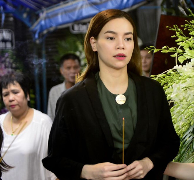 Trước đó, vào tối 19/9, quản lý của Hồ Ngọc Hà đã thẳng thừng từ chối yêu cầu xin chụp ảnh cùng “nữ hoàng giải trí” của một thanh niên áo hồng. Người này đứng đợi cả ngày chỉ để xin chụp ảnh "tự sướng" với các sao.