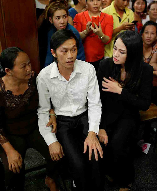 Nhiều nghệ sĩ cảm thấy khó xử khi nhận được lời đề nghị xin được chụp ảnh chung. Nghệ sỹ từ chối người hâm mộ cũng khó mà tươi cười chụp ảnh cùng fan lại càng khó khăn hơn.