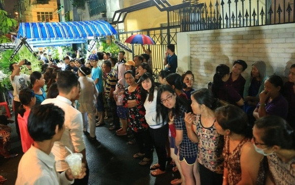 Thế nhưng, giữa khung cảnh đau buồn và đầy nước mắt tiếc thương đó, một bộ phận người dân vì hiếu kỳ đã để lại nhiều hình ảnh không đẹp trong đám tang nghệ sĩ. Từ lúc linh cữu Minh Thuận được đưa về nhà riêng hồi tối 18/9 tới nay, nhiều người tò mò thường xuyên xuất hiện tại đây bất kể thời tiết nắng nóng hay đổ mưa nặng hạt. Mục đích chủ yếu của họ đến đám tang chẳng phải chia buồn hay nhìn anh lần cuối mà để xem các nghệ sĩ, thần tượng bằng da bằng thịt ngoài đời rồi chụp ảnh, quay phim, cười nói hớn hở. Con đường vào nhà của Minh Thuận chật kín hàng người xếp hai bên chỉ để nhìn mặt nghệ sĩ.