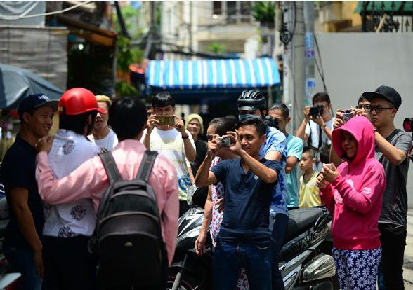 Trưa 20/9, danh hài Hoài Linh lặng lẽ tới tham dự đám tang ca sĩ Minh Thuận. Anh mặc quần áo giản dị, đi xe máy và cố tình chọn giờ ít người đến để viếng. Vậy mà, anh vẫn không thoát khỏi sự bủa vây của một số người dân quanh đó. Ngay khi phát hiện thấy bóng dáng của Hoài Linh, họ thi nhau vỗ tay rồi đổ xô tới cười đùa, hỏi han, xin chụp ảnh cùng. Hoài Linh đã phải từ chối và khéo léo nhắc mọi người đây là đám tang. Thế nhưng, họ vẫn không buông tha anh.