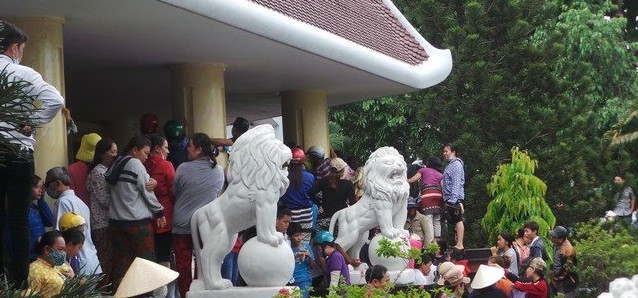 Thậm chí, lúc đưa tang, người nhà nam người mẫu phải đứng ra xin đường, đám đông mới chịu cho xe tang đi qua. Rồi không ít người sẵn sàng trèo lên các cột đá, cột nhà, đu bám trên các cành cây để nhìn cảnh Duy Nhân tan thành tro bụi tại đài hỏa thiêu Bình Hưng Hòa. Thiết nghĩ, tới lúc nào "đám đông xấu xí" trên mới không xuất hiện ở những đám tang nghệ sĩ? Hơn bao giờ hết, xin đừng đem sự mất mát, nỗi đau của gia đình người khác làm trò vui, thỏa mãn những thú vui ảo tưởng của chính mình.