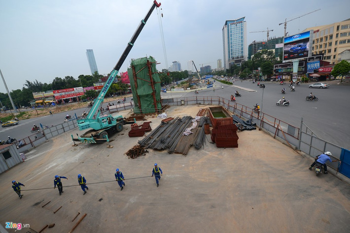 Mặt bên kia ở nút giao Cầu Giấy - Voi Phục, một cột trụ lớn gần hoàn thiện. Đây sẽ là cột trụ cuối cùng của tuyến đầu tiên dài 8,5 km trên cao trước khi vào ga kết nối Cầu Giấy.