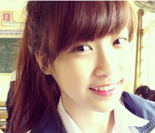 Mọi tin đồn người đẹp nhờ son phấn dường như tan biến khi Mỹ Linh diện trang phục áo sơ mi kẻ ca rô đơn giản, đeo chiếc kính cận nhẹ nhàng, không trang điểm phấn son mà vẫn khiến người đối diện nhìn vào không thể rời mắt.