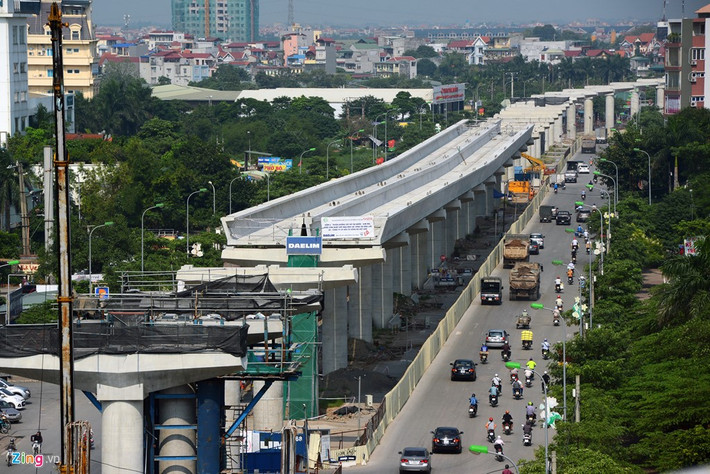 Theo báo cáo của Ban Quản lý Đường sắt Đô thị Hà Nội (MRB) về tình hình thực hiện và chất lượng xây dựng, đến tháng 6/2015 công trình đường sắt trên cao metro Nhổn - ga Hà Nội đã hoàn thành việc thi công khung vây, bệ trụ và thân trụ các ga S1, S2, S3, làm xong 2/3 bể ngầm, đạt 18% khối lượng công việc. Trong ảnh: các cột trụ tại đoạn chạy qua địa phận phường Minh Khai, quận Bắc Từ Liêm.