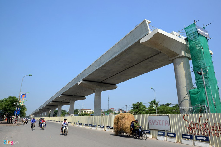 Các thanh dầm đầu tiên được lắp đặt là một trong 21 loại dầm khác nhau, dài từ 11,7 đến 25 m, cao 1,8 m, bề rộng bản đáy 5,2 m, đỉnh dầm 5,5 m, nặng từ 70 - 150 tấn. Nhà thầu thi công chính là Công ty Daelim (Hàn Quốc) với tiến độ dự kiến 2 tuyến dầm/đêm.