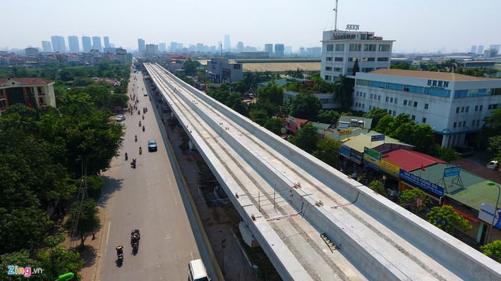 Các thanh dầm bê tông cốt thép dài 25 m, rộng 5,2 m, cao 1,8 m, trọng lượng 157 tấn. Đến tháng 9/2016, có hơn 500 m đường được lao dầm thành công. Trong quá trình thi công, Tổng cục Đường bộ Việt Nam cho phép tổ hợp ôtô đầu kéo và cụm rơ-moóc quá khổ dài 48,8 m, vận chuyển hàng siêu trường, siêu trọng dầm U bê tông cốt thép với tổng trọng lượng cả xe và hàng lên tới 256 tấn thi công vào ban đêm.