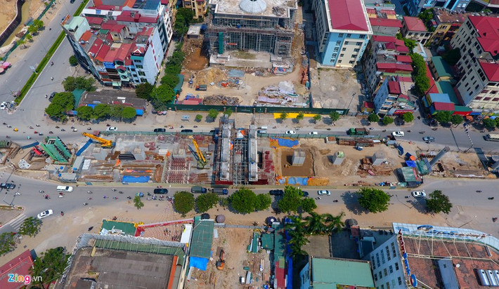 Nhà ga Lê Đức Thọ đoạn trước cửa Nhà hát Quân đội. Ngoài cột trụ bê tông, đốt dầm, dầm, đường ray, việc thi công các ga dừng để đón trả khách cũng là hạng mục phức tạp.