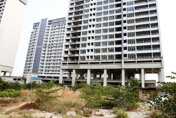 Trước đó, PVC Land đã ký hợp đồng tái khởi động hoàn thiện dự án PetroVietnam Landmark với nhà thầu ACC 245 thuộc Công ty Xây dựng Công trình Hàng không ACC, Quân chủng Phòng không – Không quân - Bộ Quốc phòng vào tháng 3/2013. Theo như cam kết thì ACC 245 sẽ hoàn thiện công trình trong 6 tháng, nhưng đến nay toàn bộ vẫn ngổn ngang.