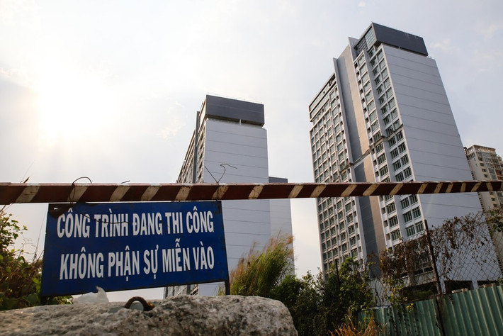 Dự án cam kết bàn giao nhà năm 2012 nhưng đến nay vẫn treo bảng đang thi công.