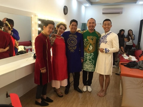 Sự thật sau tấm hình đẹp của các danh hài Việt này là hình ảnh Trấn Thành đi chân đất và diện áo dài rất sexy.