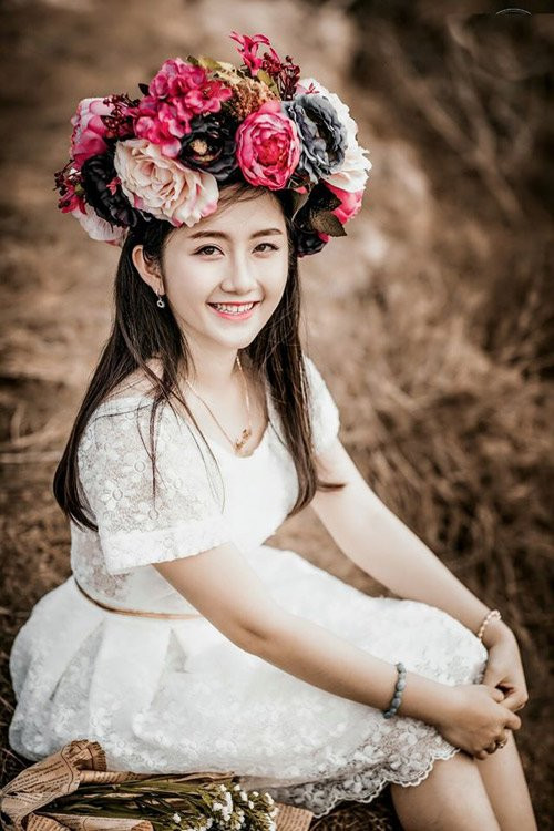 Trần Ngọc Thảo (19 tuổi, tỉnh Bạc Liêu) - cô gái xinh như hoa, dễ thương là người đạt điểm Sử cao nhất và điểm Địa lý cao nhì cụm thi tỉnh Bạc Liêu trong kỳ thi THPT Quốc gia 2016.