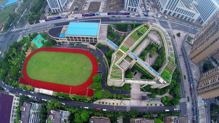 Ngoài việc cung cấp rau hữu cơ xanh tươi và trái cây sạch, trang trại trên mái nhà trường tiểu học Pujia cũng là một lớp cách nhiệt giúp tòa nhà mát mẻ vào mùa hè và ấm áp vào mùa đông.