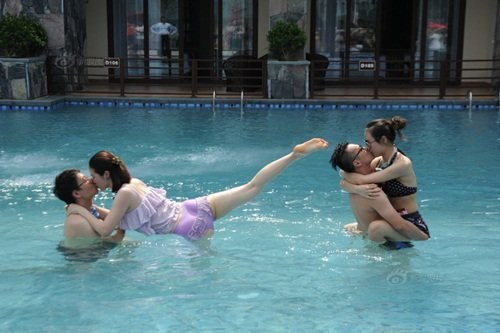 Gần đây, thời tiết nắng nóng liên tục khiến nhiều người chăm chỉ đến bể bơi, công viên nước để thư giãn, hạ nhiệt. Trong đó, phần lớn mọi người đều có đôi có cặp. Nhận thấy được nhu cầu của người dân, một bể bơi ở Thanh Viễn, Quảng Đông (Trung Quốc) đã tổ chức một cuộc thi hôn dưới nước cho những cặp tình nhân, tạo điều kiện cho họ tăng thêm sự thân mật, củng cố tình cảm của mình.