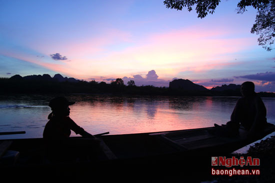 Hàng ngày, khi nước sông Lam xuống thấp, lúc trời bắt đầu tối, một số hộ dân ở xã Thạch Sơn, huyện Anh Sơn, Nghệ An lại lên thuyền đi bắt cua trên sông Lam.