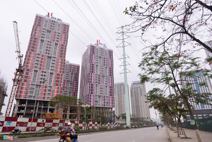 Dự án Usilk City (Hà Đông, Hà Nội) nằm trên đường Lê Văn Lương "án binh bất động" nhiều năm nay. Mặc dù một số tòa đã bàn giao nhà cho khách hàng nhưng các tầng thương mại, cảnh quan sân vườn... tại 3 tòa nhà 101, 102, 103 cụm CT1 của cụm dự án chung cư này vẫn chưa hoàn thiện.