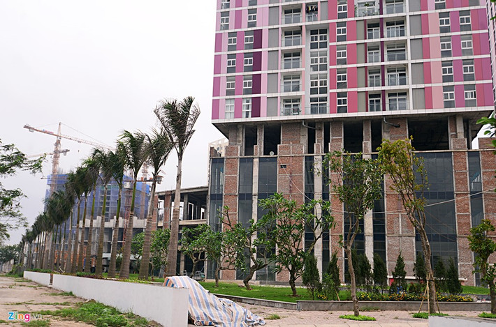Nhiều người ví von rằng, nhìn 3 tòa nhà của dự án Usilk City như người "chỉ khoác áo mà không mặc quần". Các tầng thương mại và cảnh quan xung quanh của 3 tòa nhà chưa được hoàn thiện mặc dù chủ đầu tư đã tiến hành giao nhà cho khách từ nhiều tháng qua.