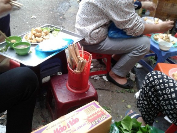 Ở Hà Nội, hàng quán vỉa hè đã trở thành một "đặc sản". Từ đó, tình trạng mất vệ sinh tại quán ăn cũng trở thành "thói quen" của nhiều người. Vì thế, dù biết là không sạch nhưng họ...vẫn cứ ăn.
