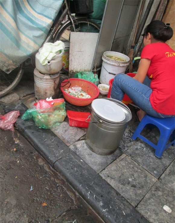 Sạp đồ ăn tơ hơ giữa chợ Nhà Xanh (Cầu Giấy). Dù bẩn nhưng ngày nào cũng có khách.