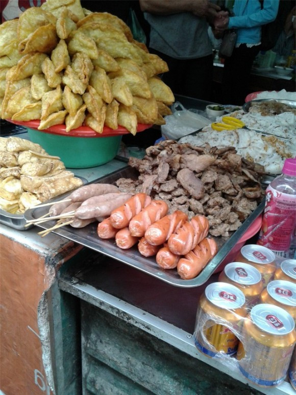 Thịt "phơi" bên mương nước thải. Chợ Tam Đa (Tây Hồ) nổi tiếng với "mương thối" đến độ người đi qua phải bịt mũi. Dù vậy thì chợ vẫn luôn họp hằng ngày.