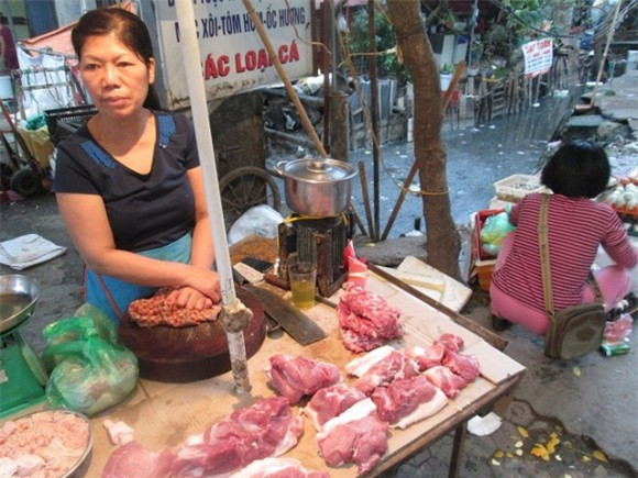 Bày bán rồi ăn ngay gần điểm tập kết rác.