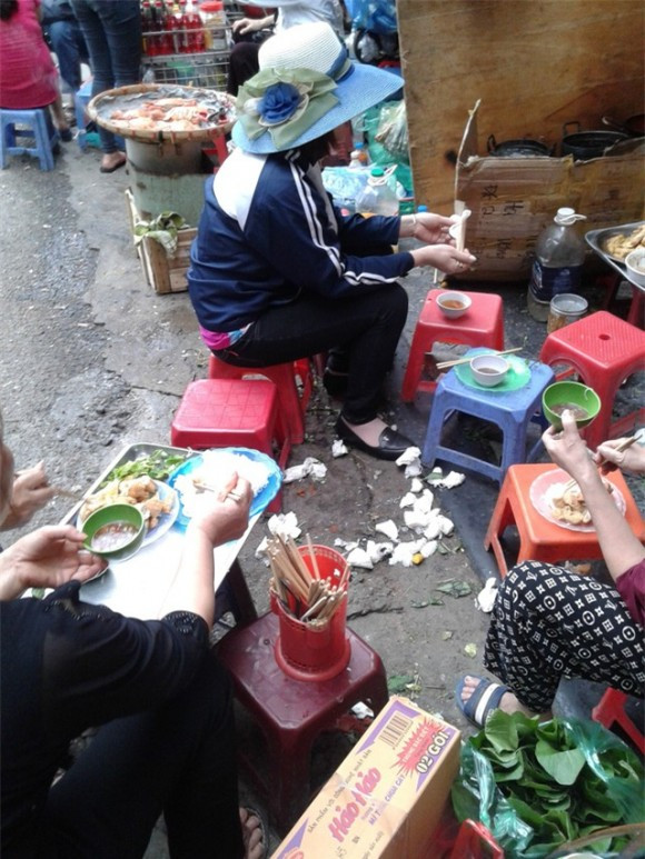 Tuy nhiên, phải chăng chính nhiều người trong chúng ta vẫn đang thờ ơ với thói quen ăn uống theo kiểu "bạ đâu ngồi đó"? Người Việt đã bao giờ tự cảm thấy kinh hãi trước cách ăn uống không sạch sẽ của chính mình? Theo các chuyên gia, thói quen ăn uống quá mất vệ sinh có thể gây nên nhiều bệnh từ tiêu hóa đến viêm não, nhiễm trùng huyết, suy gan..., thậm chí tử vong.