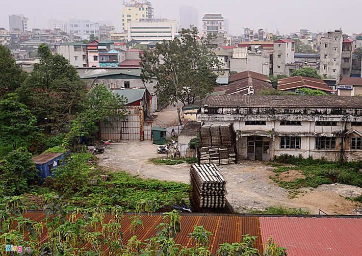 Cổng chính được đóng cửa im lìm với bảo vệ trông coi nghiêm ngặt. Xung quanh còn nhiều vật liệu xâ dựng ngổn ngang, tòa nhà chính thì phủ rêu phong.