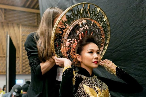 Những ngày qua, siêu mẫu Thanh Hằng được những nhà thiết kế tên tuổi tin tưởng lựa chọn vào vị trí vedette để trình diễn những bộ cánh lộng lẫy nhất và cô luôn hoàn thành xuất sắc vai trò của mình. Và trong đêm cuối cùng của tuần lễ thời trang VietNam International Fashion Week, “đệ nhất chân dài” Thanh Hằng được tất cả mọi người chú ý khi khoác trên mình chiếc áo dài dát vàng.