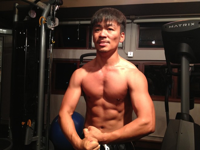 Nổi tiếng với vai trò là diễn viên hài nhưng ít ai biết rằng trút bỏ lớp áo, Vương Bảo Cường có một cơ thể cường tráng không thua gì đàn em trong showbiz. Anh từng được Chân Tử Đan huấn luyện về võ thuật khi tham gia Kungfu jungle.